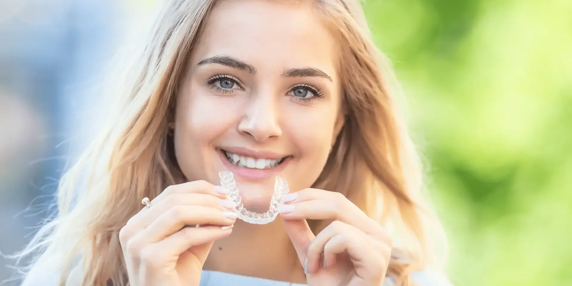 Alineador transparente de ortodoncia invisible para corregir la sonrisa