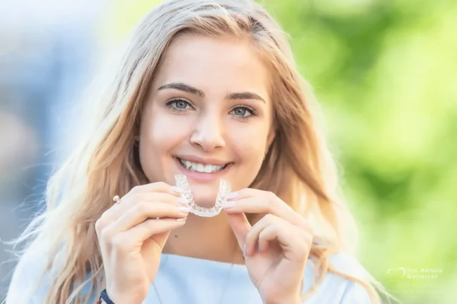 Alineador transparente de ortodoncia invisible para corregir la sonrisa
