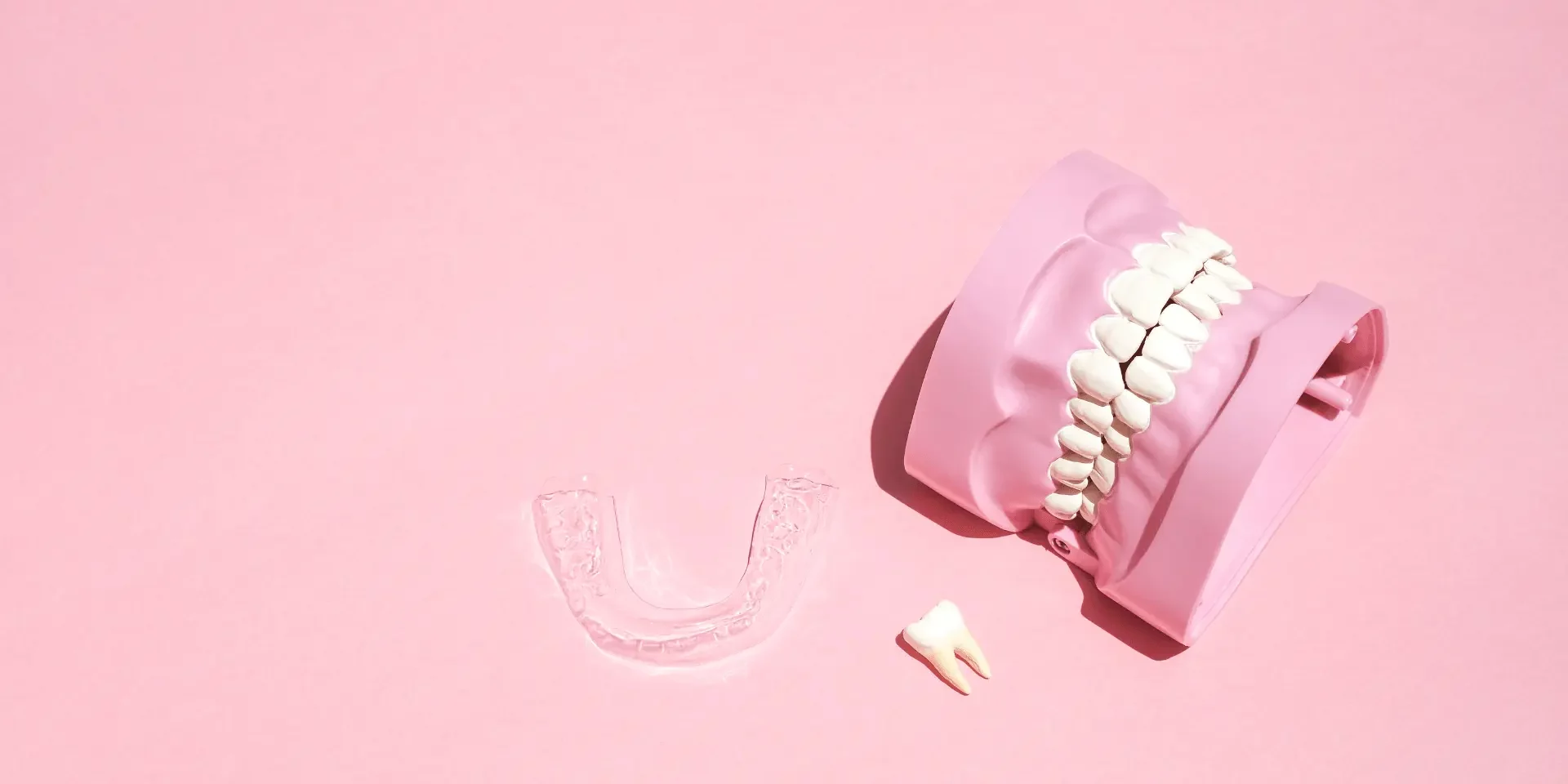 Retenedor de ortodoncia para mantener la posición de los dientes tras el tratamiento