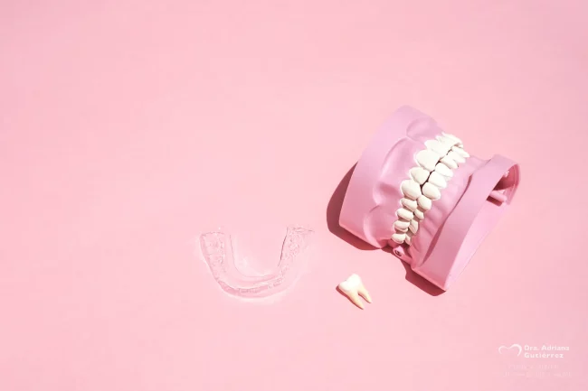 Retenedor de ortodoncia para mantener la posición de los dientes tras el tratamiento