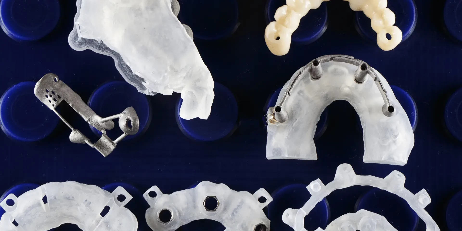 componentes y guías quirúrgicas para implantes cigomáticos en rehabilitación dental